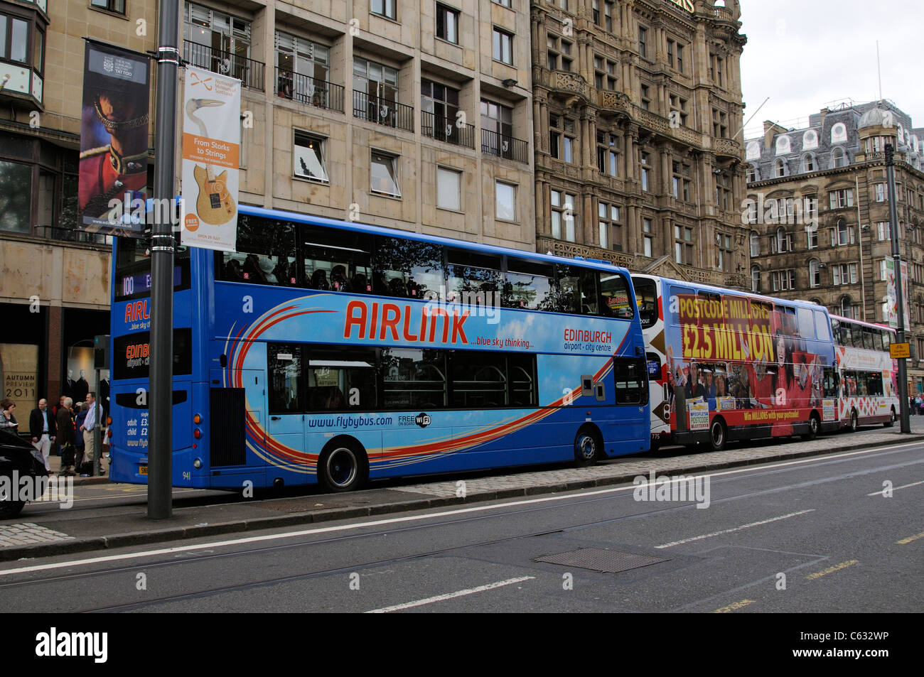 Lothian Busse Warteschlange auf Princes Street Edinburgh Schottland UK Stockfoto