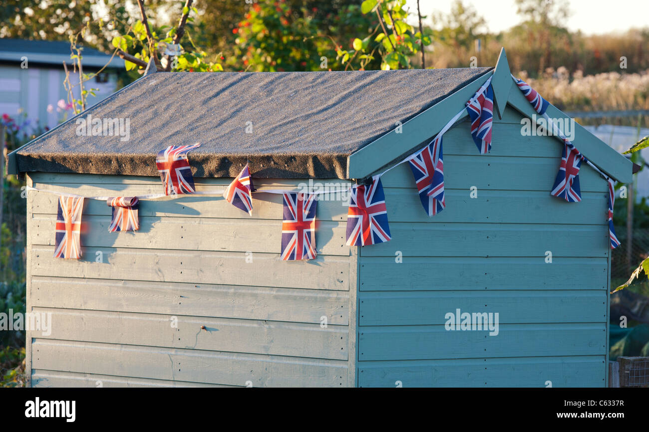 Zuteilung Schuppen mit Union Jack bunting in der englischen Landschaft. Oxfordshire, England Stockfoto