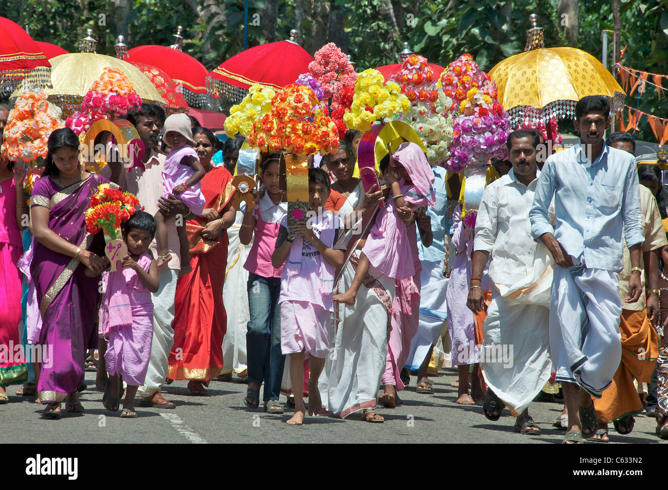 Menschen zu Fuß zum Festival Kanjirapally Kerala Süd-Indien Stockfoto