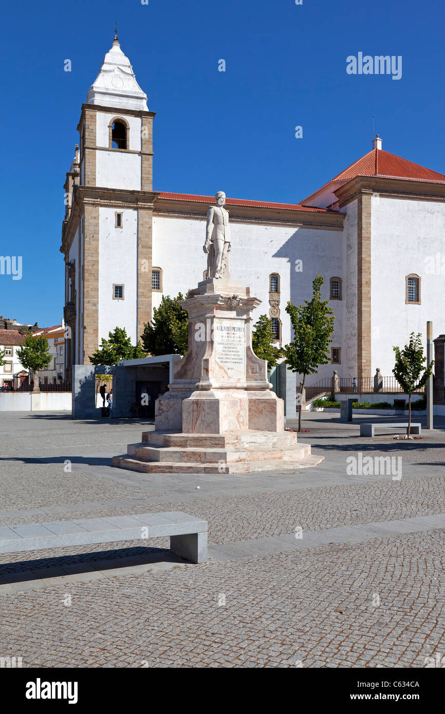 Dom Pedro V Square in Castelo de Vide. Dom Pedro V Statue mit Santa Maria da Devesa Kirche in den Rücken. Alto Alentejo, Portugal Stockfoto