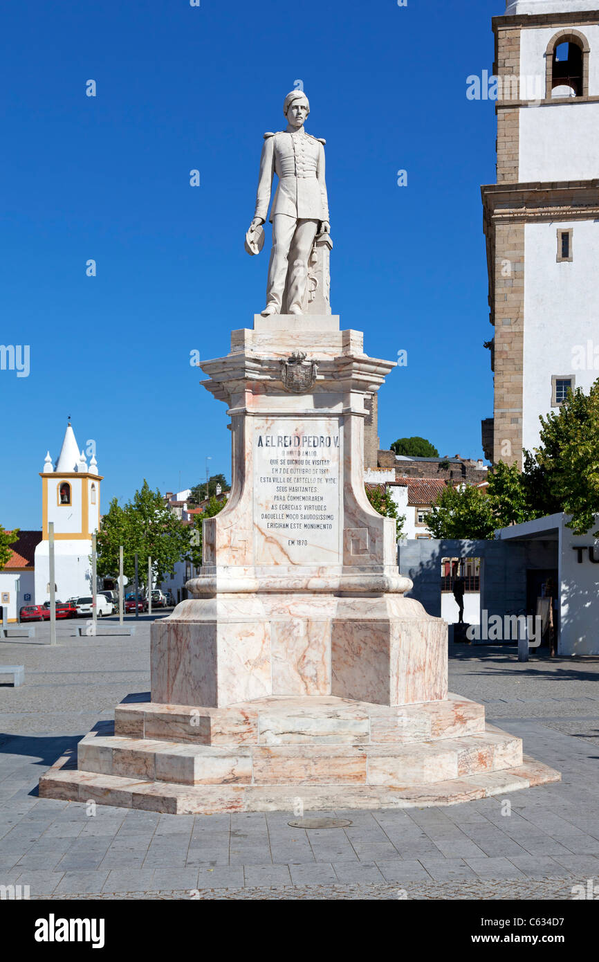 Dom Pedro V Square in Castelo de Vide. Dom Pedro V Statue mit Santa Maria da Devesa Kirche in den Rücken. Alto Alentejo, Portugal Stockfoto