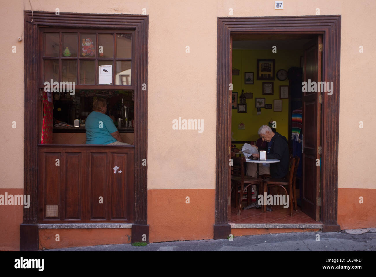 Bar, Street Café am Plaza Alameda, typische Häuser, Santa Cruz, La Palma, Kanarische Inseln, Spanien, Europa Stockfoto