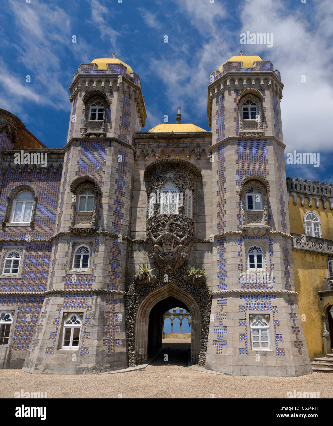 Der Palacio Nacional da Pena, Sintra der Triton Skulptur über dem Eingang arch an den Hof des Bögen. Alle im neoromanischen Stil. Stockfoto