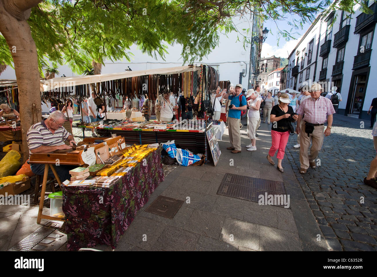 Alter Mann rolling Zigarren am Markt von Santa Cruz, La Palma, Kanarische Inseln, Spanien, Europa Stockfoto