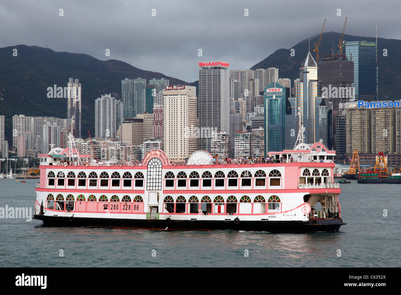 Gesamtansicht der Skyline von Hong Kong Hafen mit einem Raddampfer-Fähre in Hong Kong, China Stockfoto