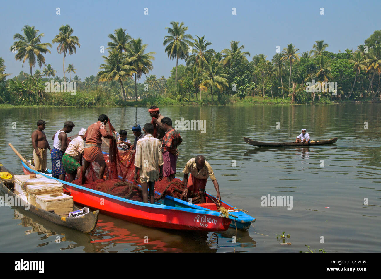 Fischer, stehend in Kanus ziehen in Netzen Backwaters Kerala Süd-Indien Stockfoto