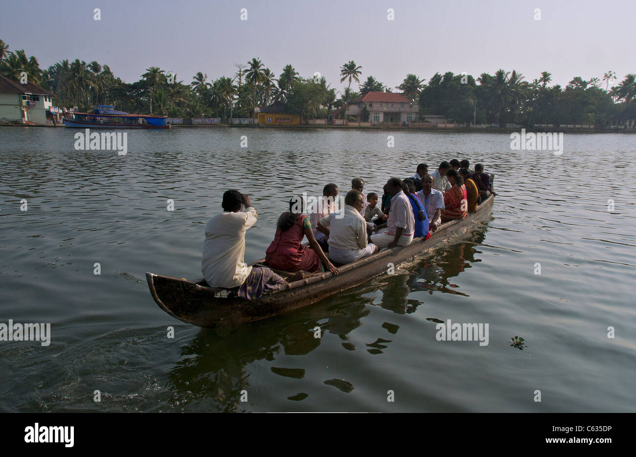 Volle Kanu-Taxi Backwaters Kerala Süd-Indien Stockfoto
