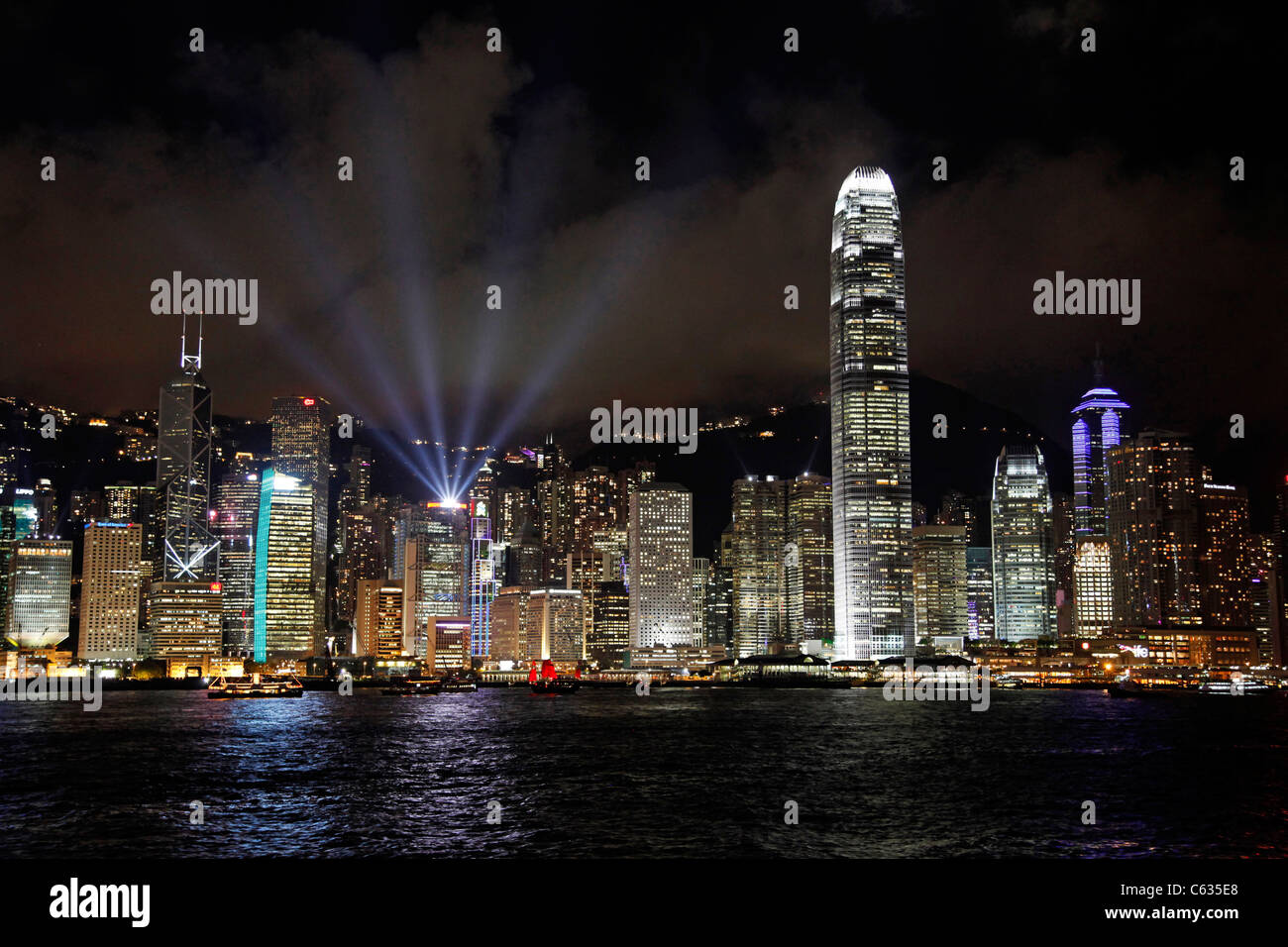 Gesamtansicht des Hong Kong Hafen Stadt Skyline Lichter in der Nacht in Hong Kong, China Stockfoto