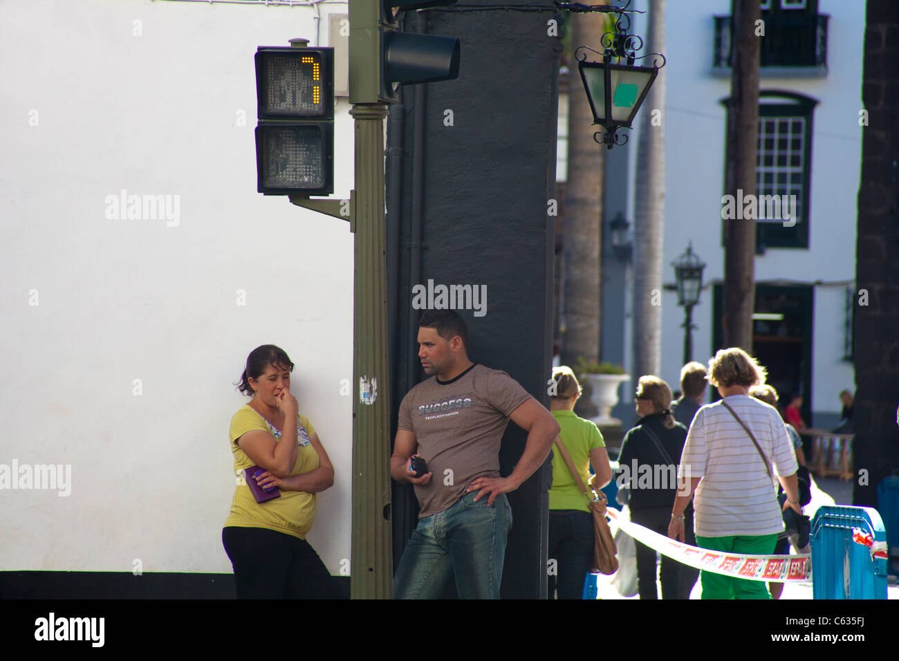 Streetlife, Menschen an einer Ampel, sichtbare Countdown in Sekunden, bis grünes Licht, Santa Cruz, La Palma, Kanarische Inseln, Spanien, Europa Stockfoto