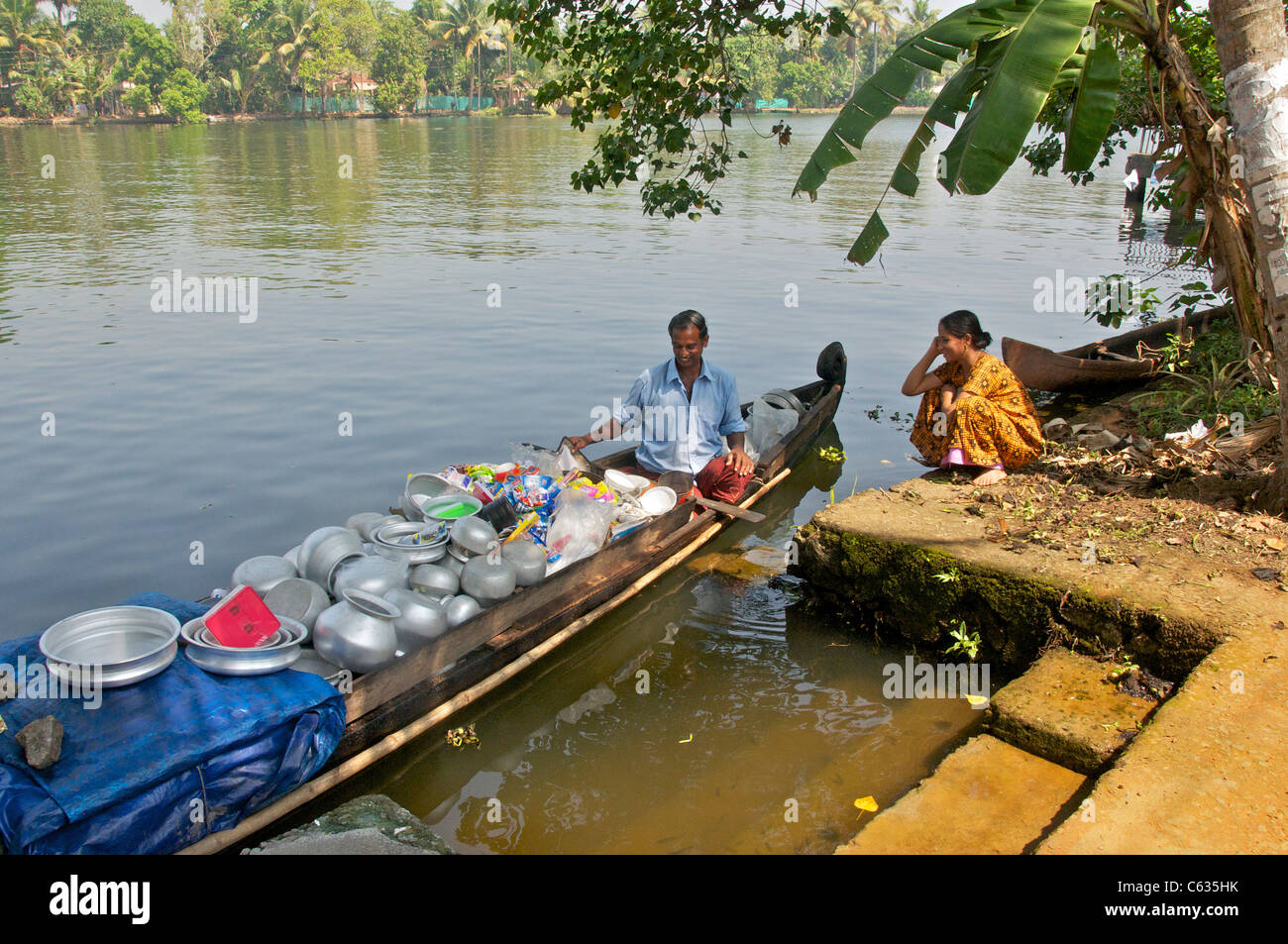 Mann verkauft Töpfe und Pfannen und Haushaltswaren aus Kanu Backwaters Kerala Süd-Indien Stockfoto