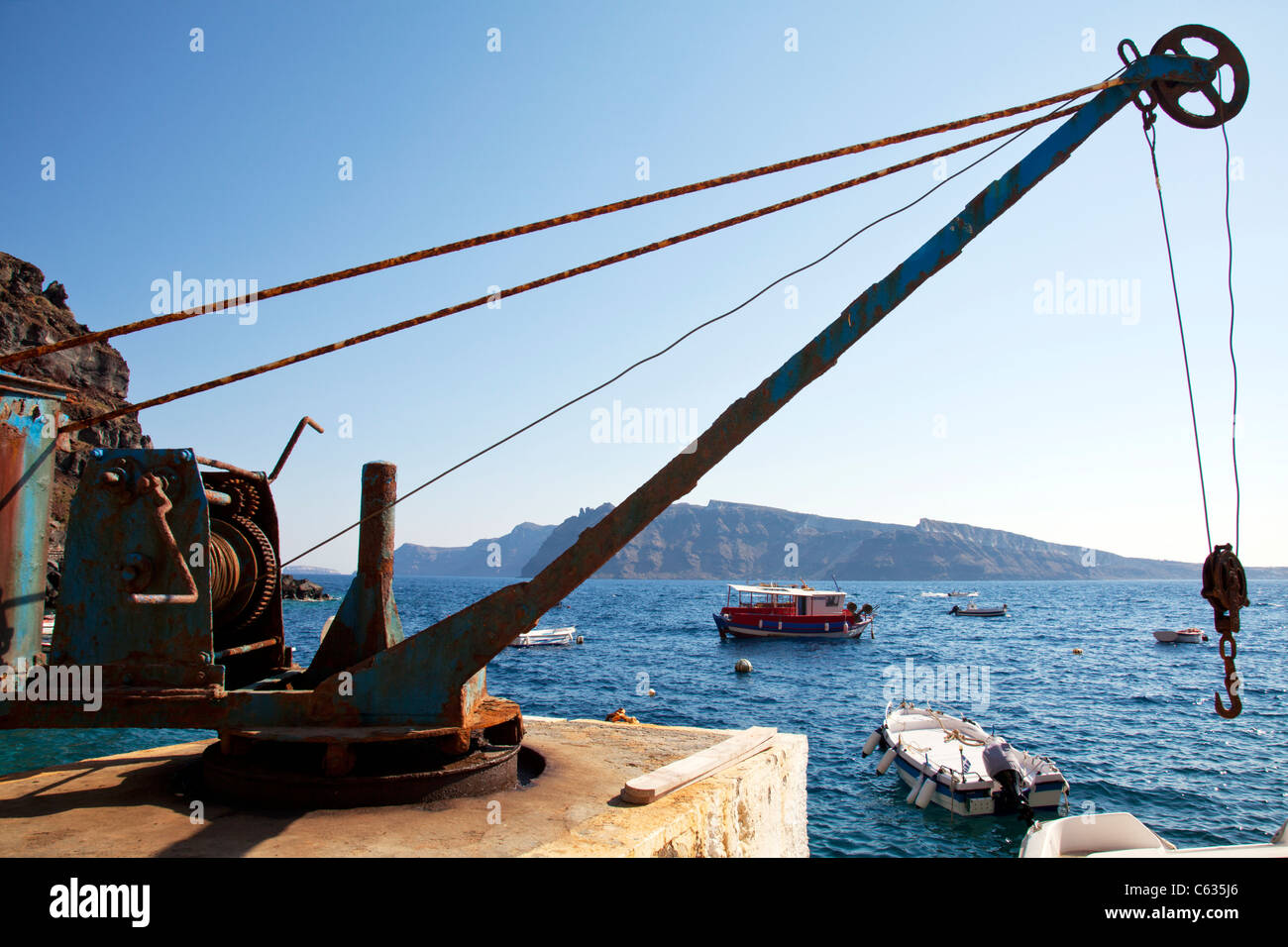 Santorini Griechische Insel Griechenland Winde Fur Waren Auf Booten Bringen Aktien Auf Die Insel Stockfotografie Alamy