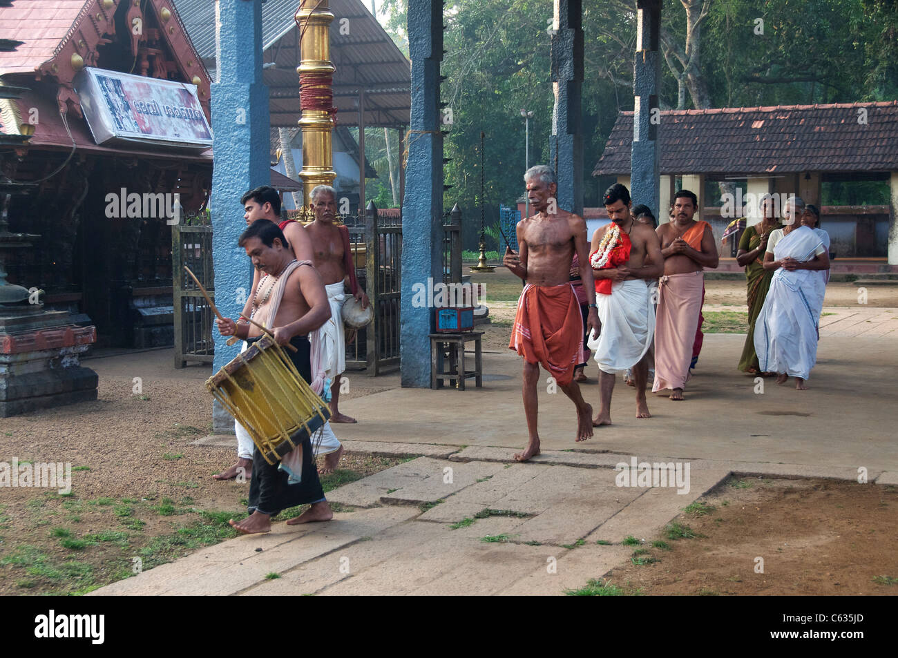 Musiker und Anhänger, die Durchführung von Puja Mancombi Bagavathi Tempel Backwaters Kerala Süd-Indien Stockfoto