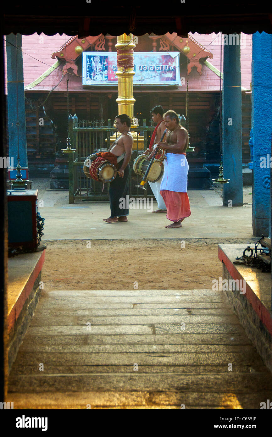 Musikern in Puja Mancombi Bagavathi Tempel Backwaters Kerala Süd-Indien Stockfoto