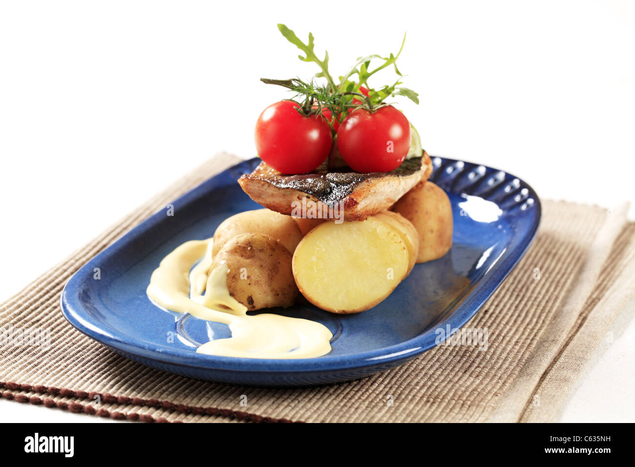 Pfanne gebratene Forelle serviert mit neuen Kartoffeln Stockfotografie ...