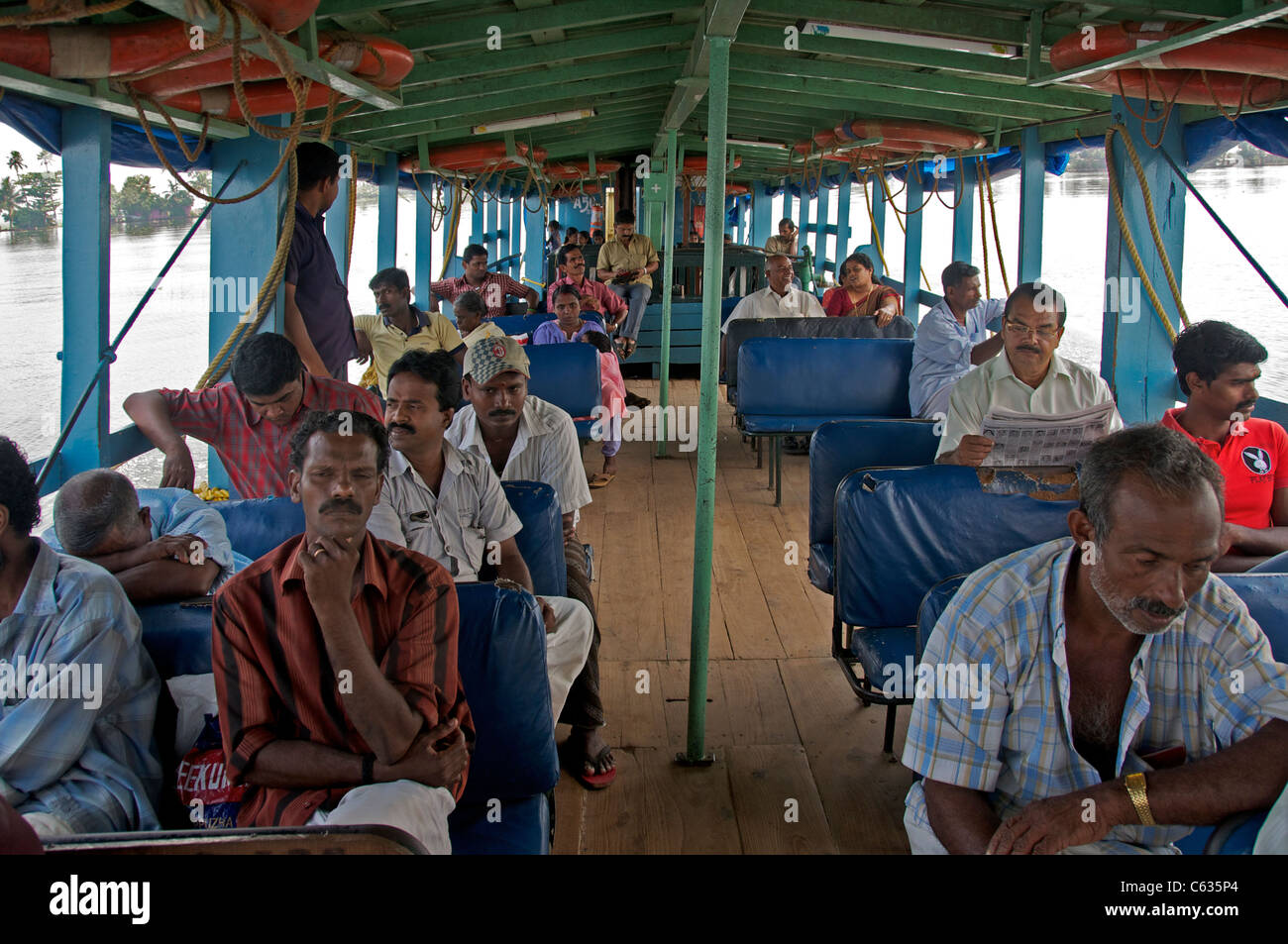 Passagiere in der Öffentlichkeit Fähre Backwaters Kerala Süd-Indien Stockfoto