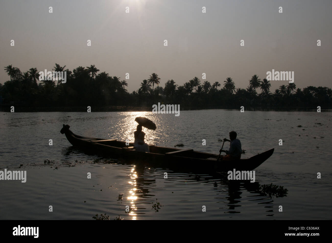 Silhouette Frau Passagier im Kanu spätabends Backwaters Kerala Süd-Indien Stockfoto
