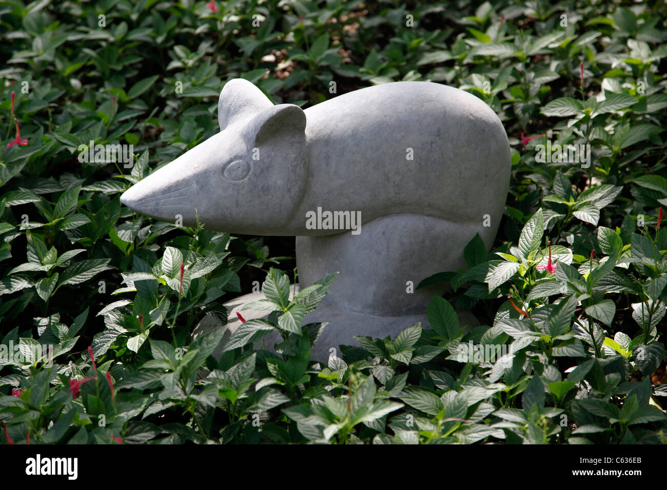 Chinesische Jahr Symbol Statuen in Kowloon walled City Park, Ratte, Hong Kong, China Stockfoto