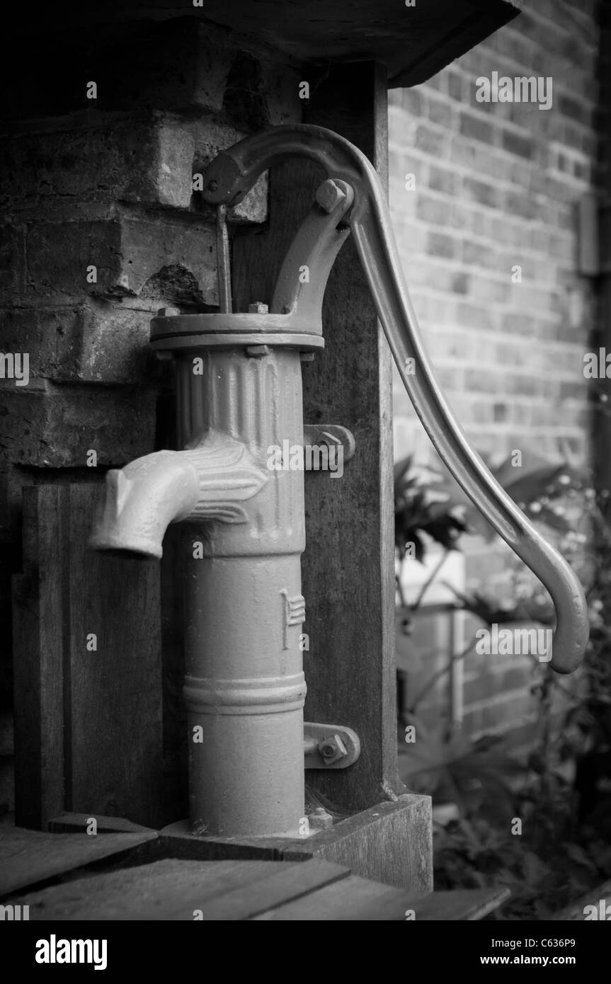 Grün handbetrieben Brunnenpumpen Stockfoto