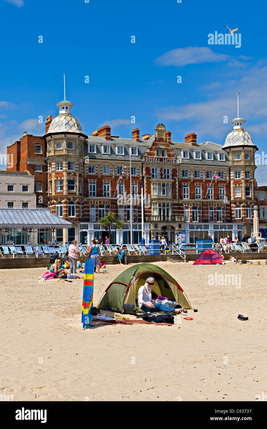 Strand von Weymouth, Weymouth, Großbritannien zeigt das Royal Hotel im Hintergrund Stockfoto