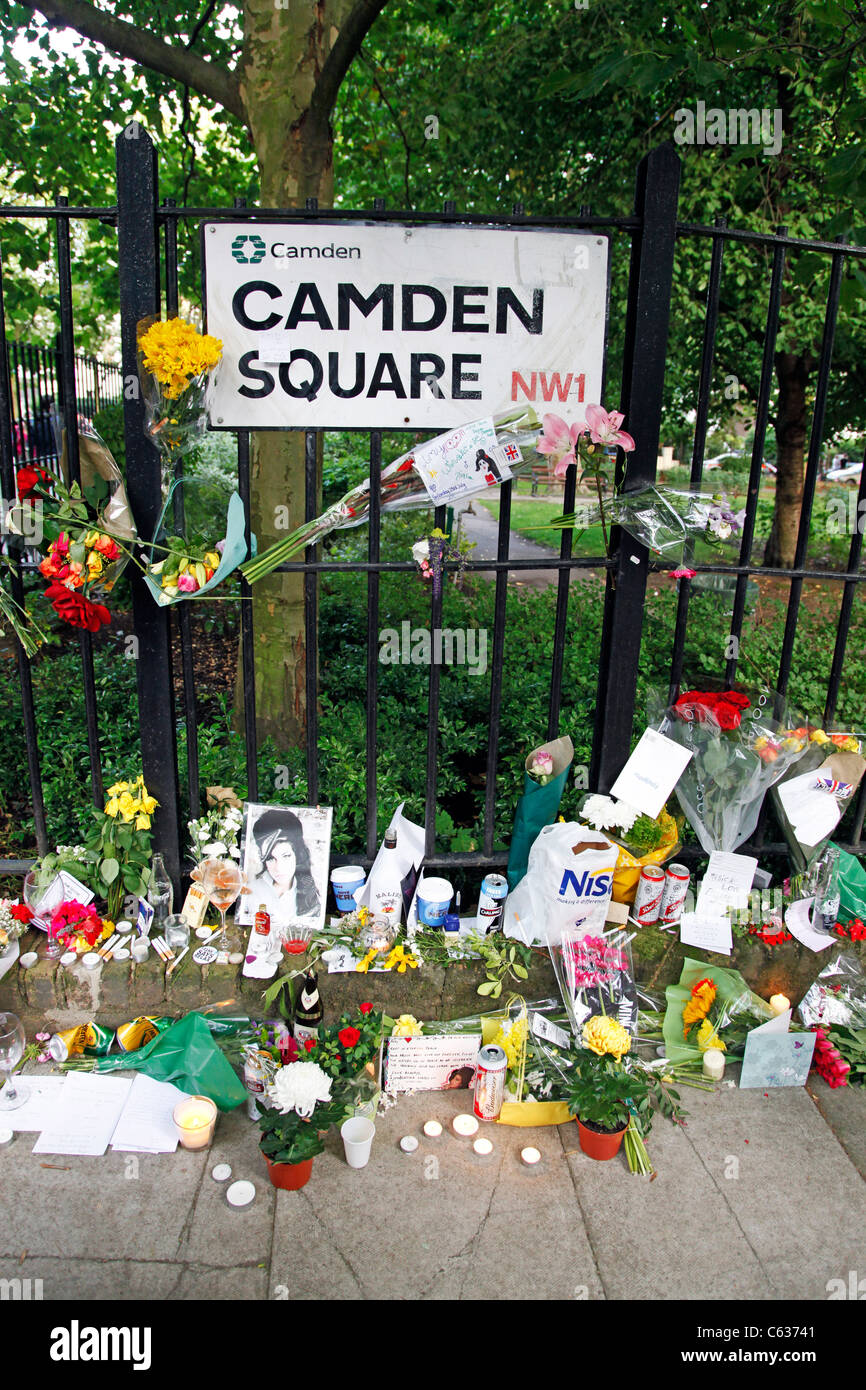 Blumen nach ihrem Tod von Trauernden in Camden Square vor dem Haus von Amy Winehouse in London, England Stockfoto