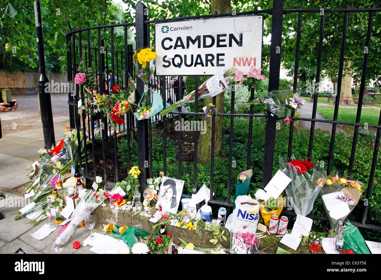 Blumen nach ihrem Tod von Trauernden in Camden Square vor dem Haus von Amy Winehouse in London, England Stockfoto