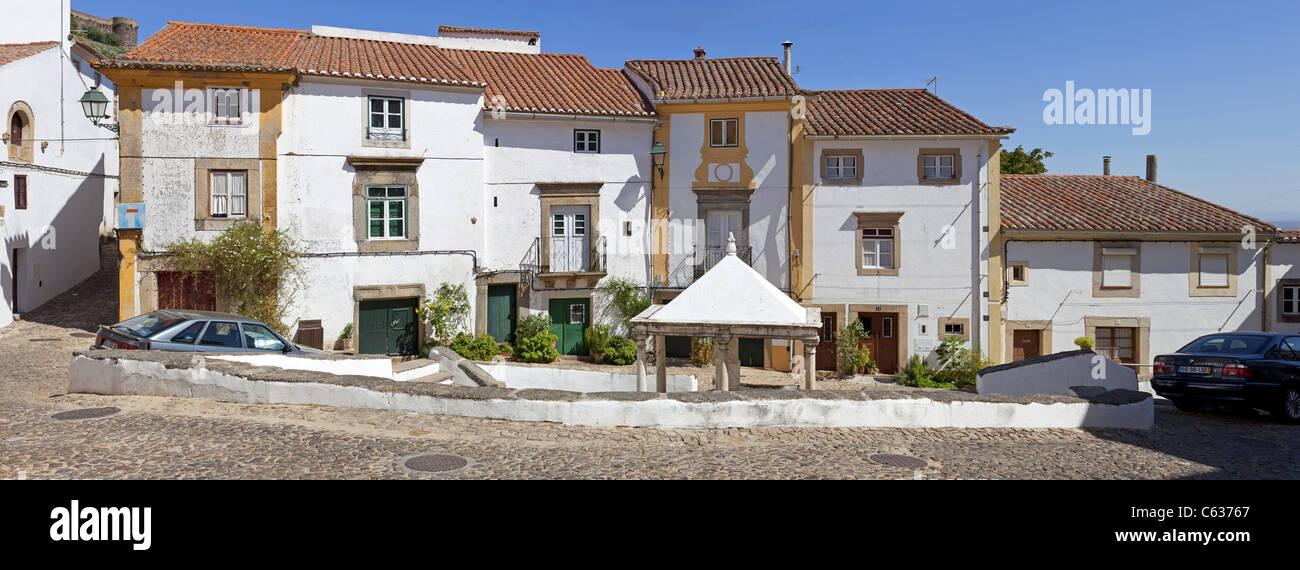 Fonte da Vila (Stadtbrunnen) in das jüdische Viertel von Castelo de Vide, Portalegre District, Portugal. Brunnen aus dem 16. Jahrhundert. Stockfoto