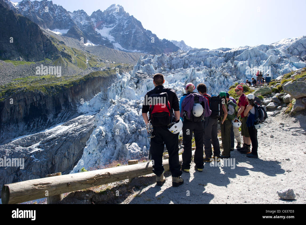 Eine Gruppe von Bergsteigern betrachten die Seracs auf Zunge des Gletschers D'Argentiere, im Chamonix-Tal, Frankreich. Stockfoto