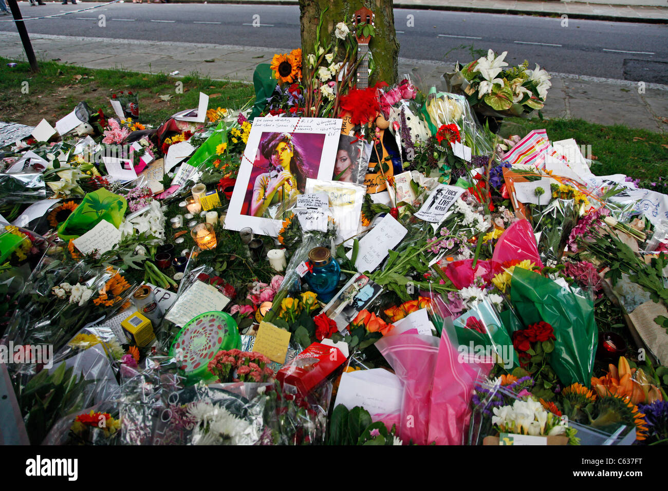 Blumen nach ihrem Tod von Trauernden in Camden Square vor dem Haus von Amy Winehouse in London, England Stockfoto