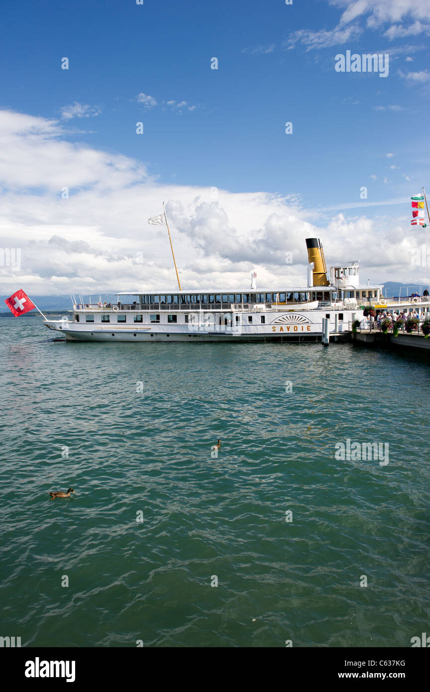 A paddle Steamer Überführung Touristen und Reisende rund um den Genfer See (Lac Léman) in der Nähe von Nyon, Schweiz. Stockfoto