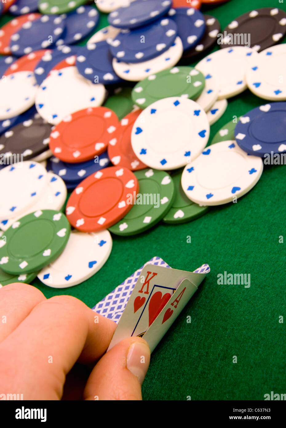 Glücksspiel-Chips und Ass und König auf grüne Poker-Hintergrund Stockfoto