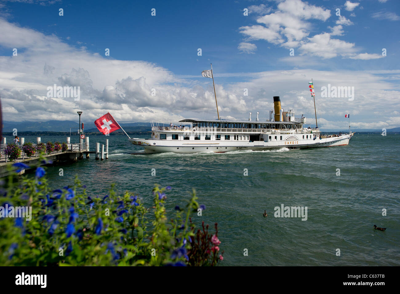 A paddle Steamer Überführung Touristen und Reisende rund um den Genfer See (Lac Léman) in der Nähe von Nyon, Schweiz. Stockfoto