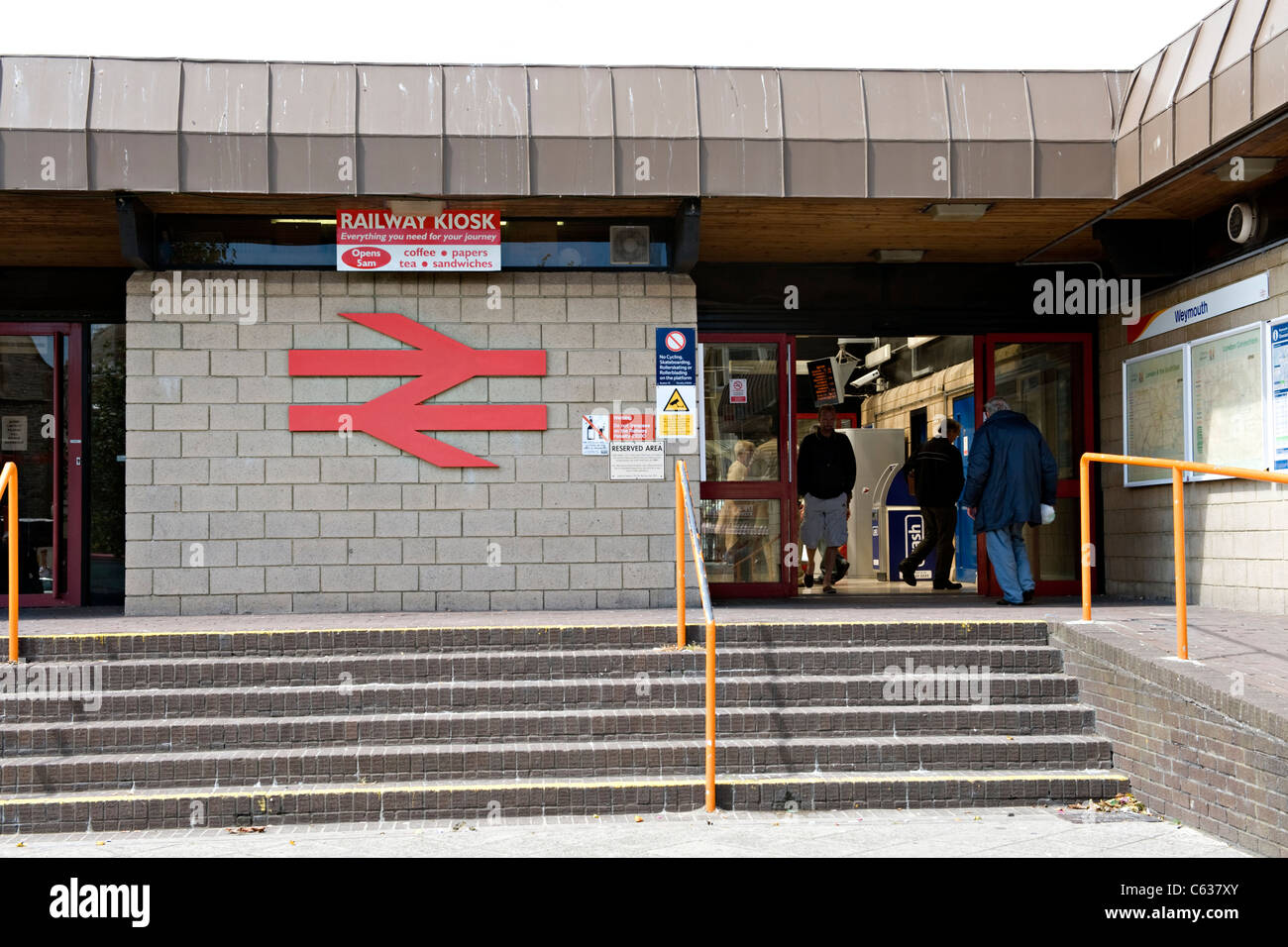 Der Eingang zum Bahnhof Weymouth, Weymouth, Großbritannien Stockfoto