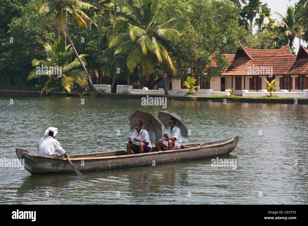 Kanu-Taxi mit zwei Passagiere Backwaters Kerala Süd-Indien Stockfoto
