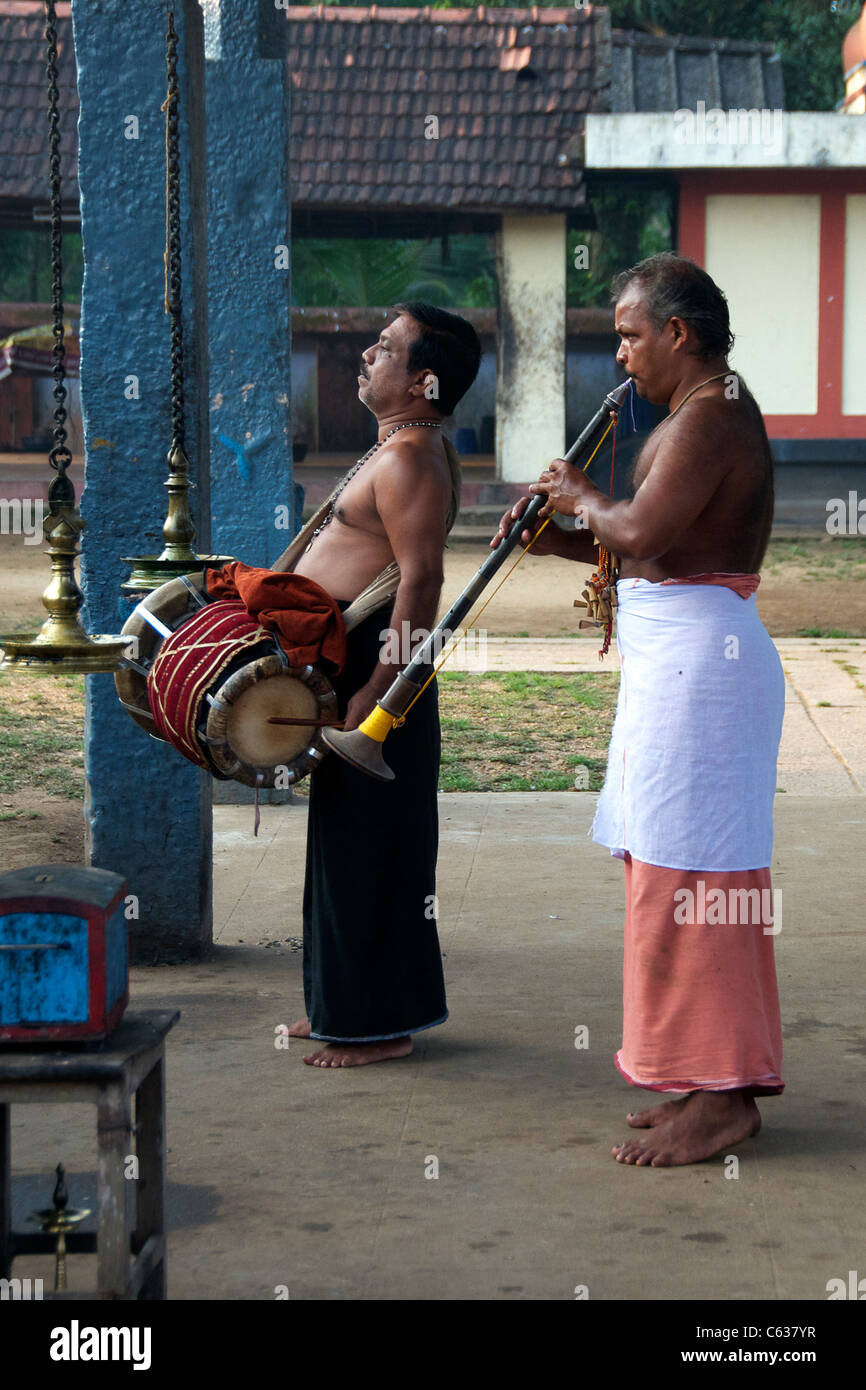 Zwei Musikern Tempel Puja Mancombi Bagavathi Backwaters Kerala Süd-Indien Stockfoto