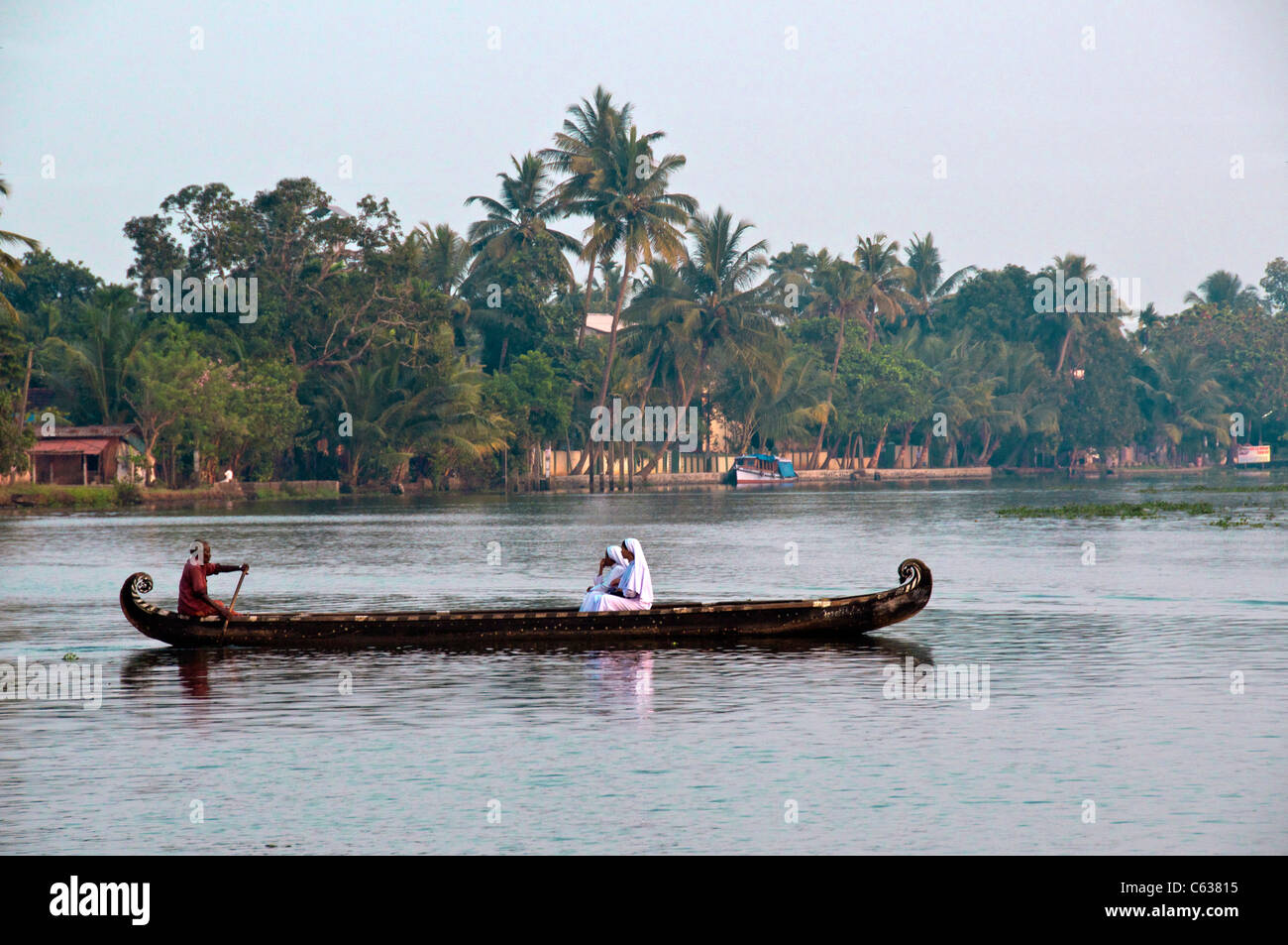 Zwei Nonnen im Kanu Backwaters Kerala Süd-Indien Stockfoto