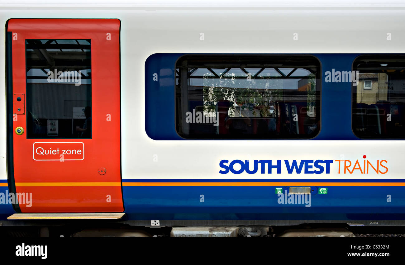 Seitenansicht von einem Südwesten Züge Eisenbahnwagen zeigt das Logo des Unternehmens. Stockfoto