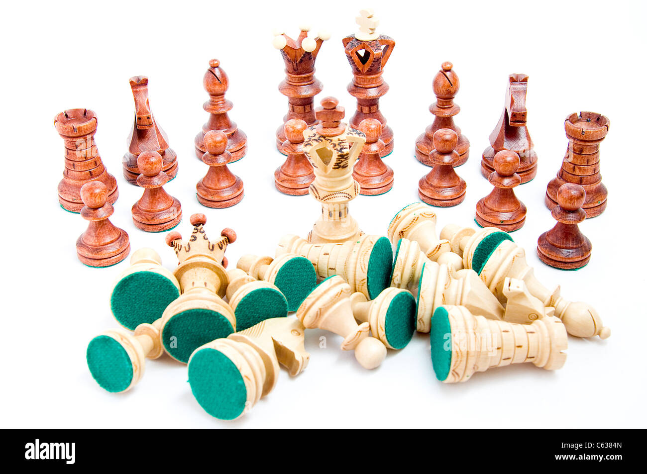 Zu besiegen - last stand, Schach Figuren auf weißem Hintergrund Stockfoto