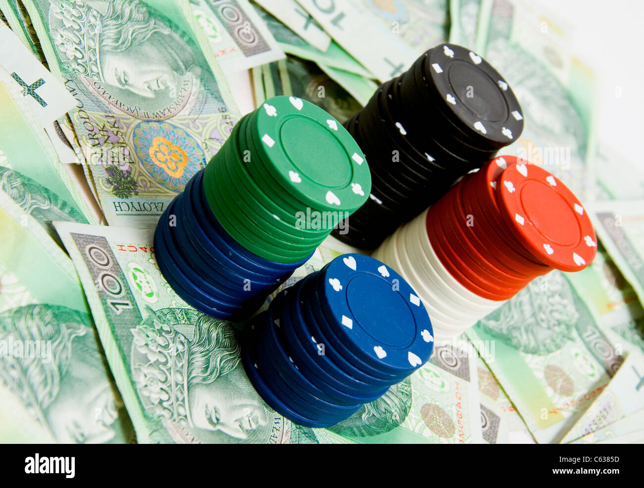 Glücksspiel-Chips auf Geld Hintergrund. Polnischer Zloty Stockfoto