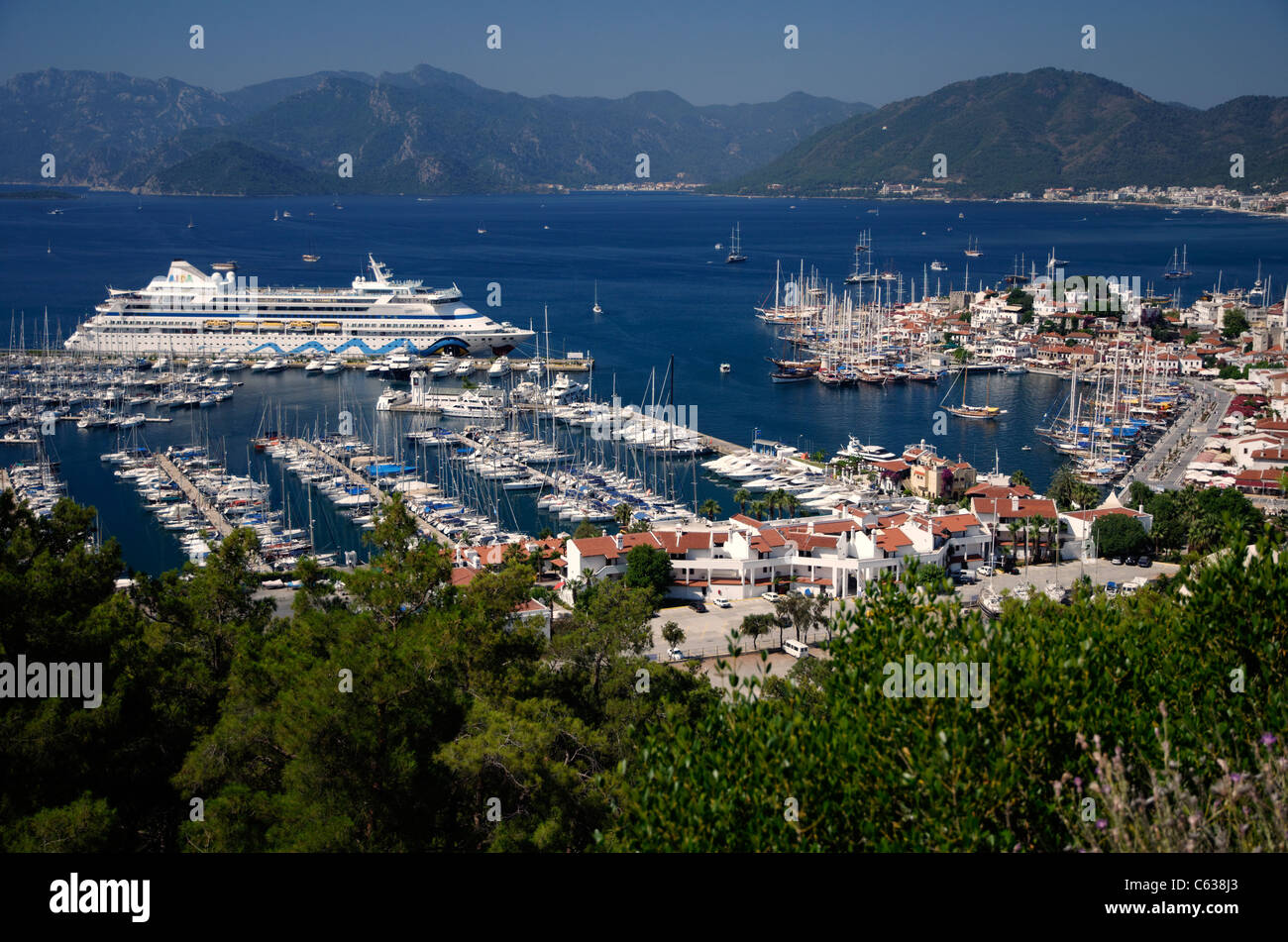 Hafen von Marmaris, Türkei. Altstadt mit Yachthafen und Kreuzfahrt Schiff AIDA Aura am Kai. Stockfoto