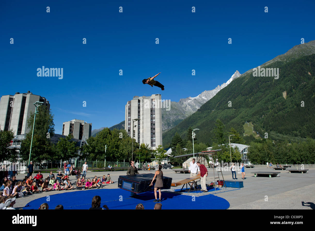 Eine kleine Truppe von Akrobaten führen in Chamonix Mont-Blanc zu werben, dass der Zirkus in der Stadt ankommen soll. Stockfoto