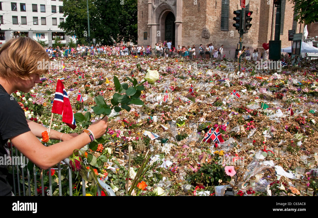 Norweger in Trauer an improvisierten Denkmal in Oslo Kathedrale für die Opfer von Anders Behring Breivik terroristischen Bombenanschlag in 2011 Stockfoto