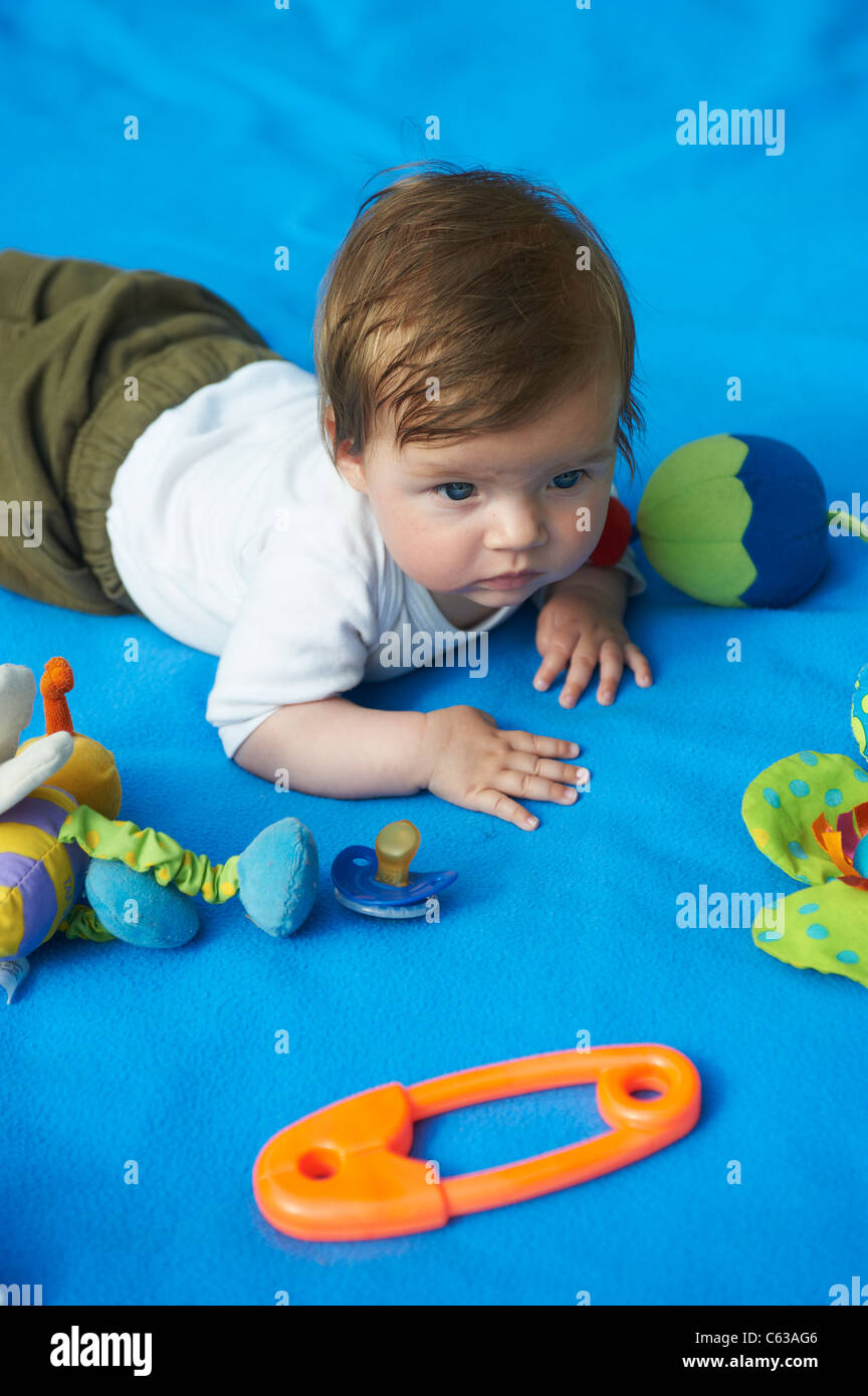 Kleines Mädchen auf blaue Decke Gras außen liegend Stockfoto