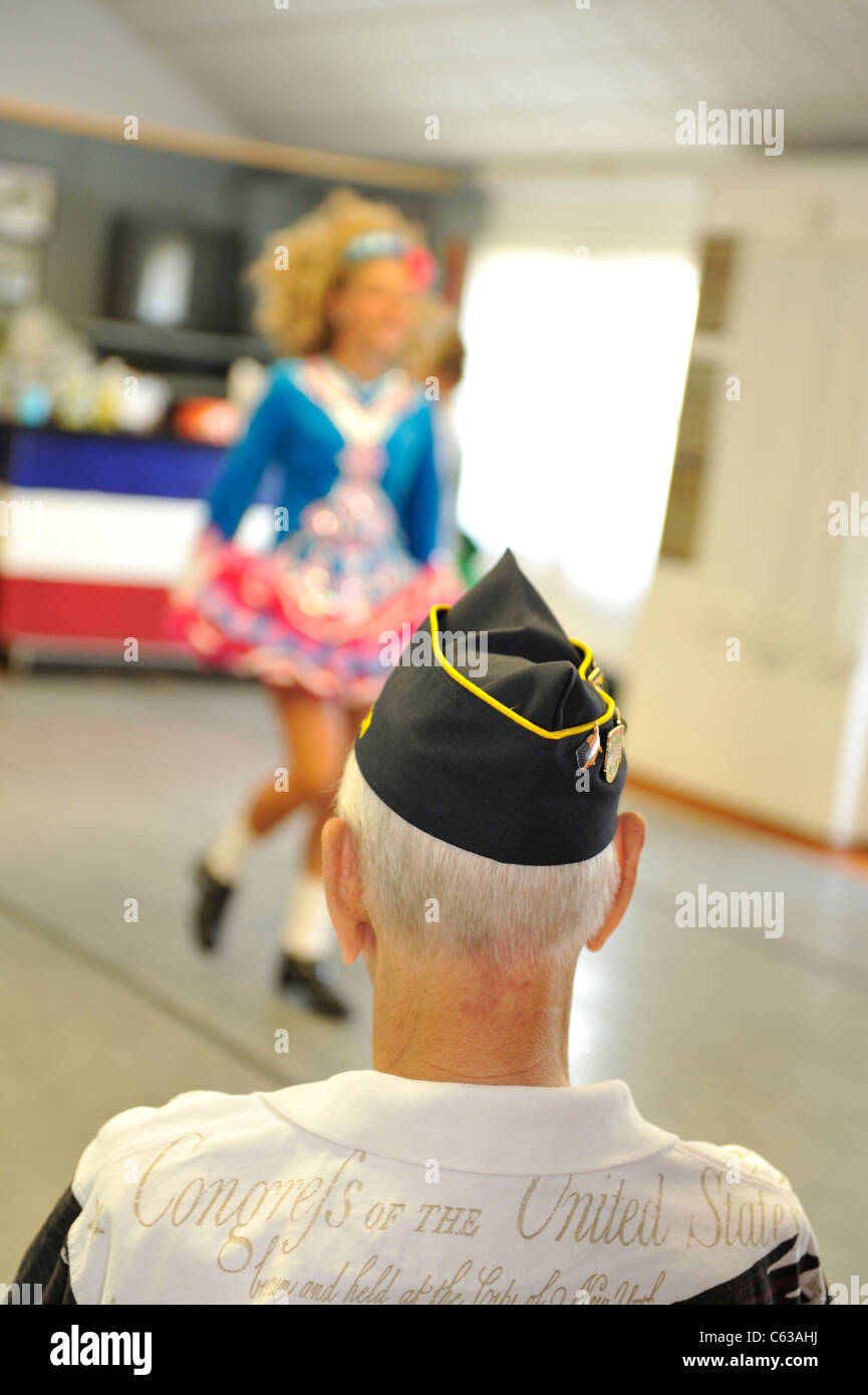 Von hinten, veteran beobachten junge irische Schritt-Tänzerin in soft-Fokus auf Merrick Post #1282 der American Legion, NY, USA, 2011 Stockfoto