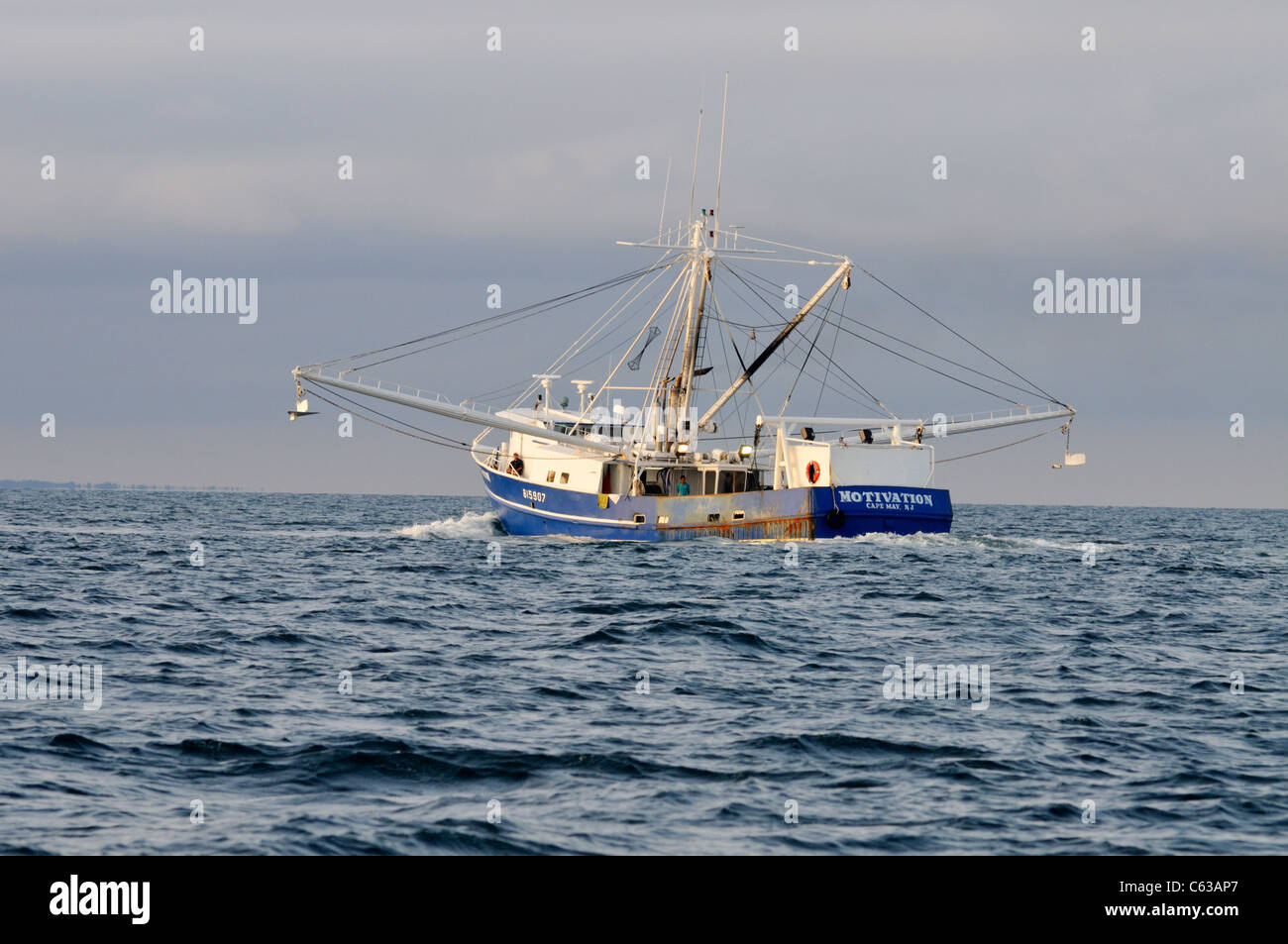 Blick auf das Teil Seite blau geschälten Angeln Boot Fischen vor der Küste von Cape Cod mit Outirggers an einem stürmischen Tag verlängert. USA Stockfoto