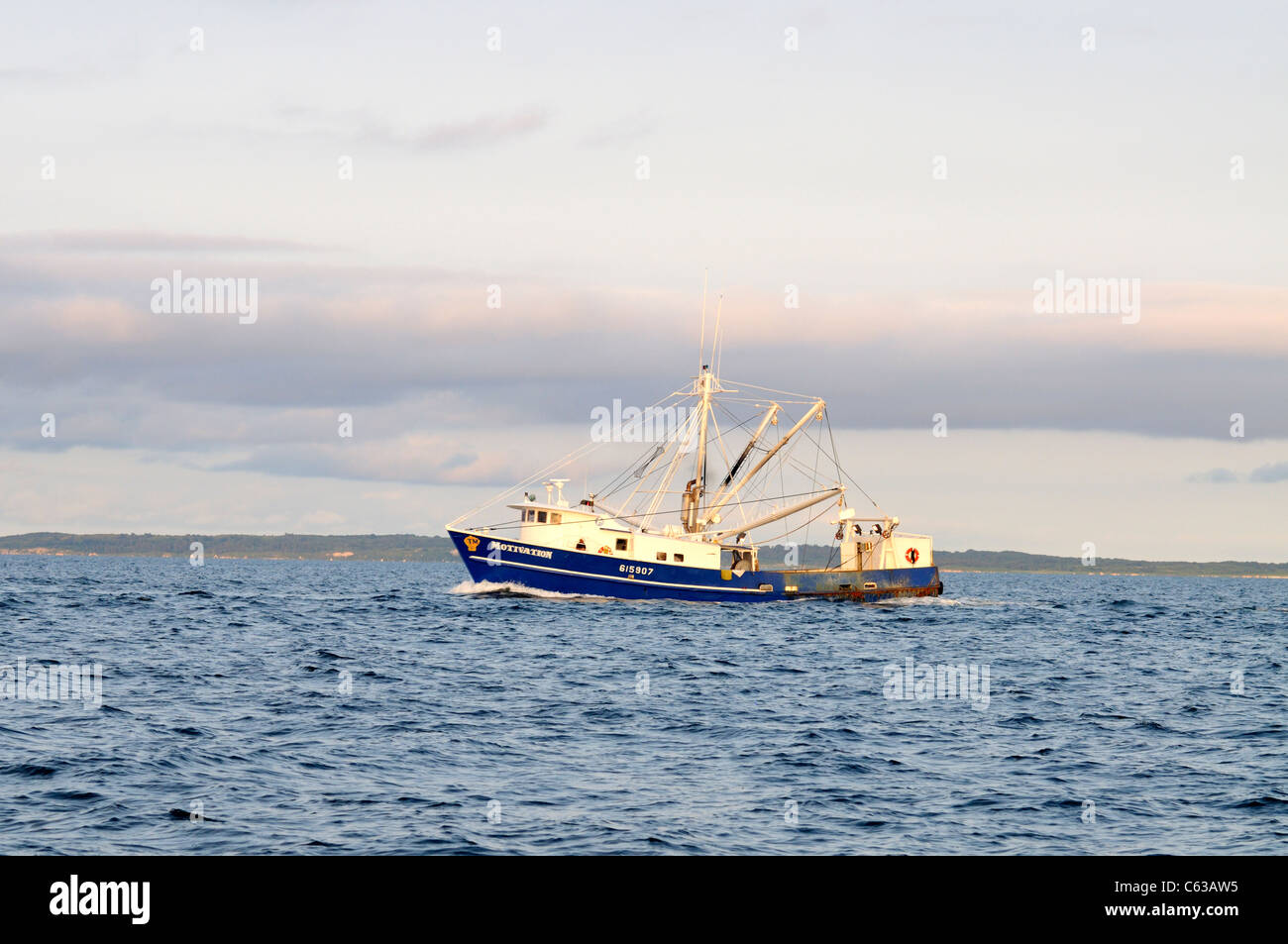 Backbordseite des blauen geschälten arbeiten Fischerboot vor der Küste von Cape Cod, USA. Stockfoto