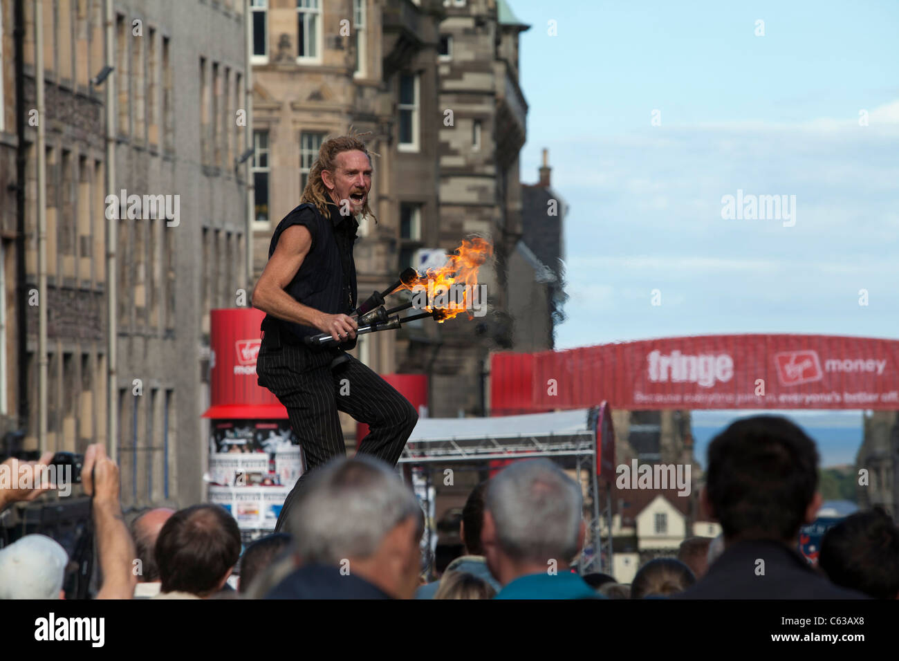 Ein Jongleur führt für die Massen auf Edinburghs Royal Mile, während des Edinburgh Festivals 2011. Stockfoto