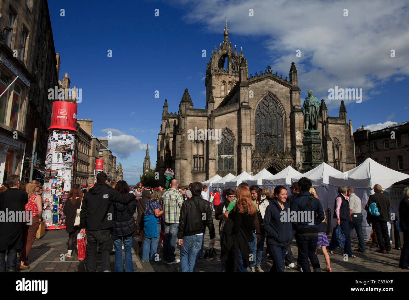 St. Giles Cathedral zeichnet sich unter die Besucher Edinburghs Hautpstraße während des Edinburgh Festivals 2011. Stockfoto