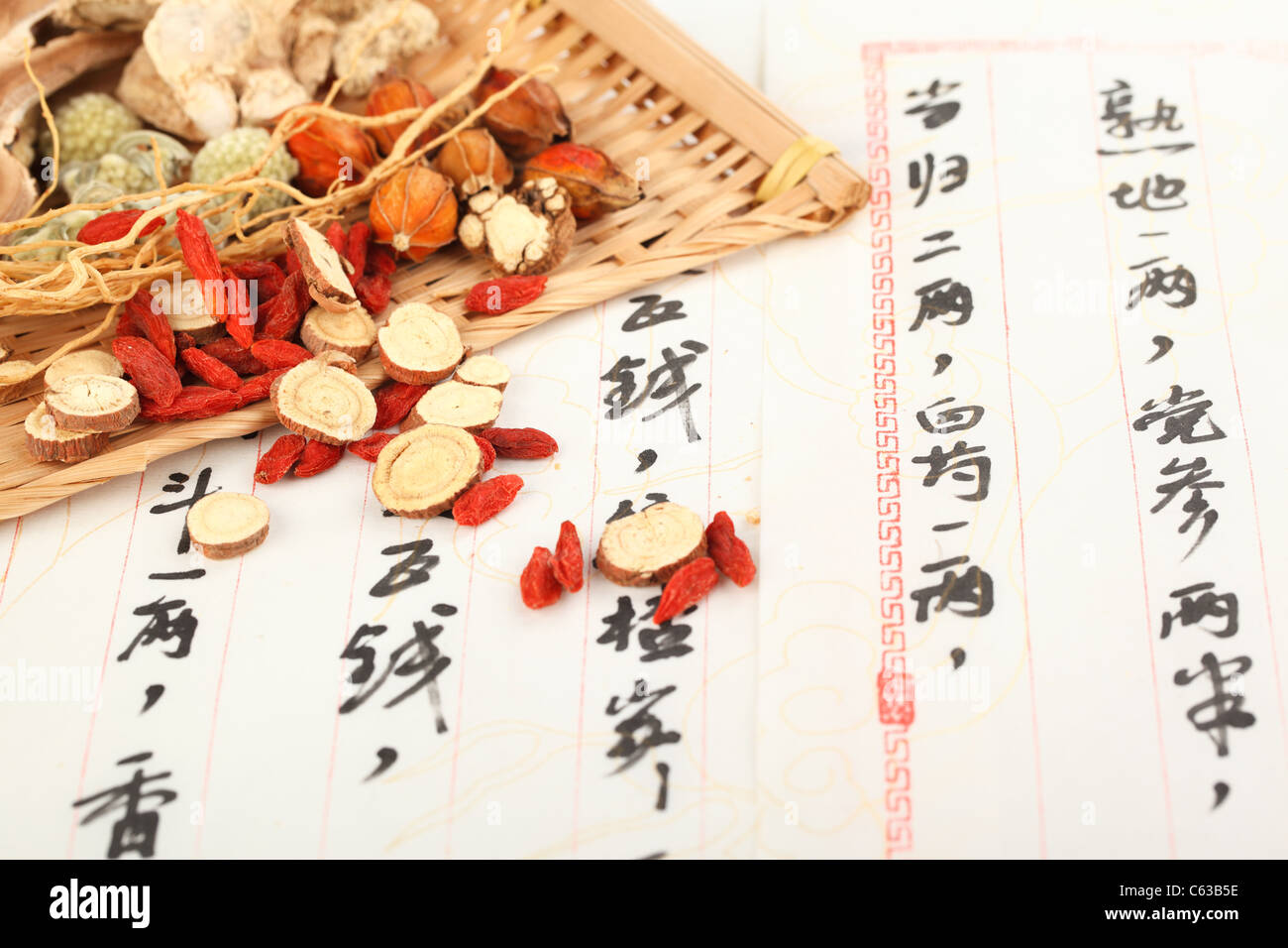 Traditionelle chinesische Medizin mit Rezept Stockfoto