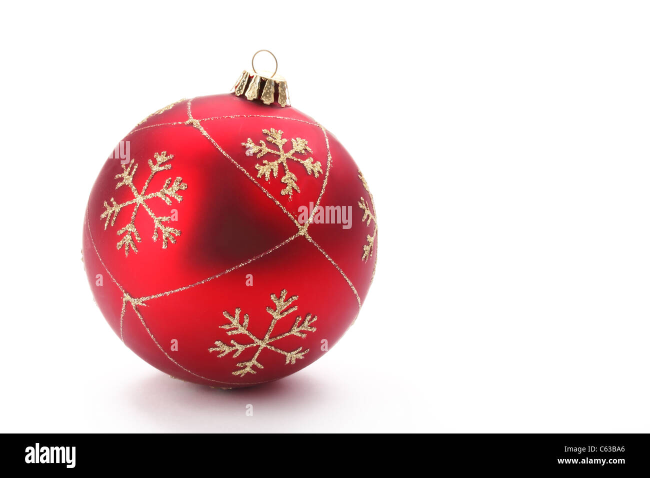Rote Weihnachtskugel auf weißem Hintergrund Stockfoto