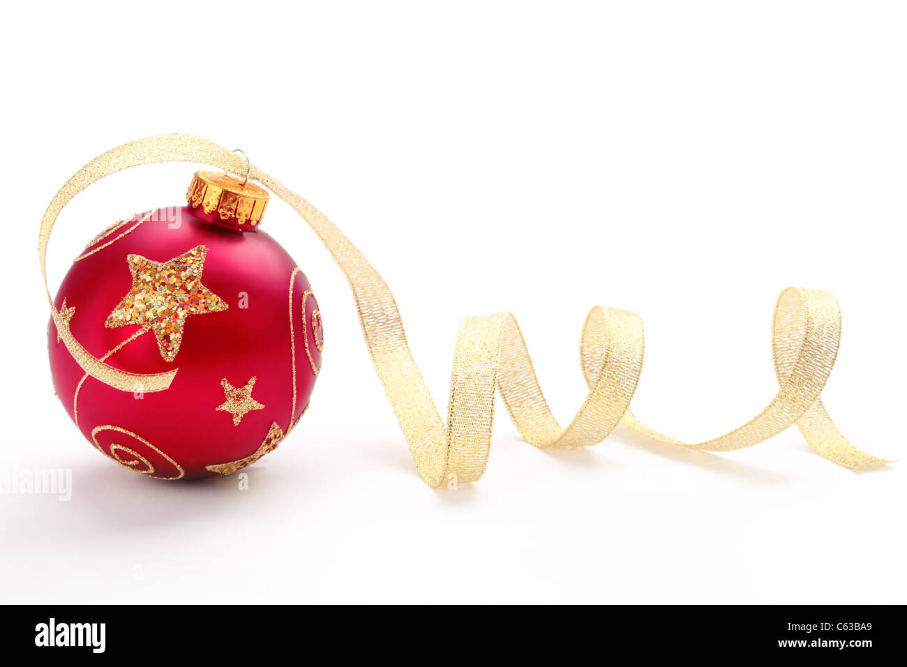 Rote Weihnachtskugel mit Goldband auf weißem Hintergrund. Stockfoto
